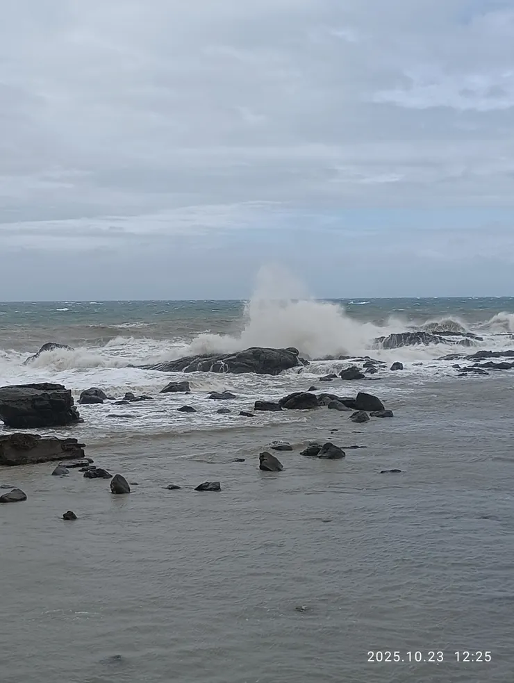 立岸觀浪正面迎風暴襲捲晃搖如坐船