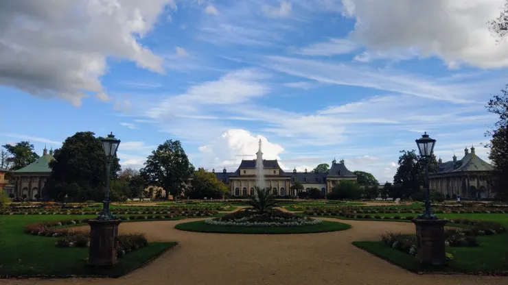 左右對稱,像個巨大三合院的城堡,由左至右分別是山宮、新宮、水宮(鄰易北河)