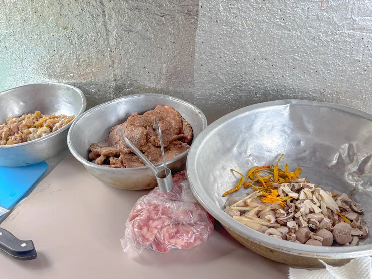 看看協作準備的食材，再看看我的哇沙米湯泡飯，有點羨慕訂餐的山友們了～～ 