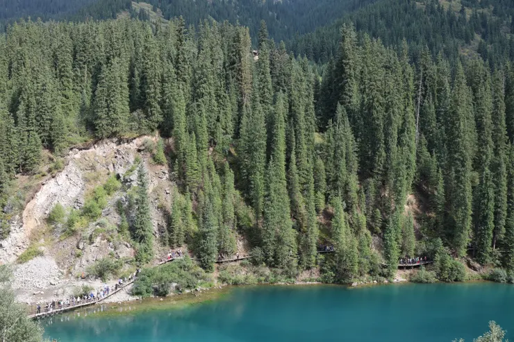 在湖濱漫步時，看到準備參加遊湖活動的長長人龍。