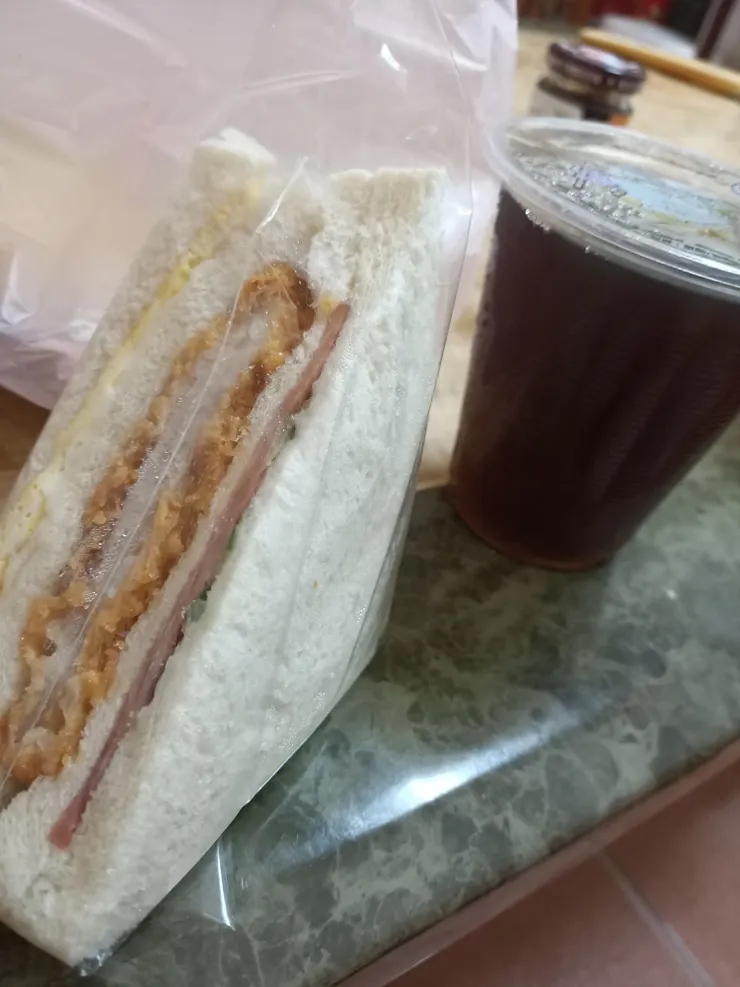 早餐！三明治配紅茶