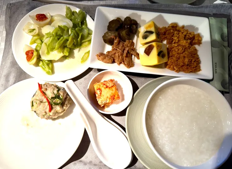 清粥小菜滿足了我的味蕾，那個肉丸吃了才想到忘了拍照😂