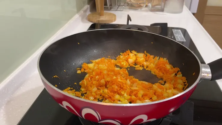 將洋蔥翻炒至半透明狀態