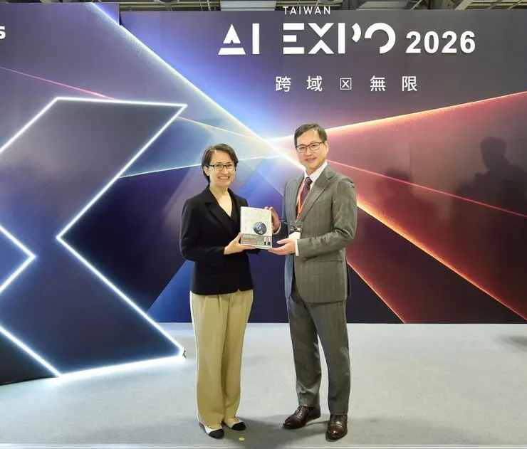 ▲蕭美琴副總統出席 AI EXPO Taiwan,由 DIGITIMES 總經理蘇育正致贈《百年,並不孤寂》書籍