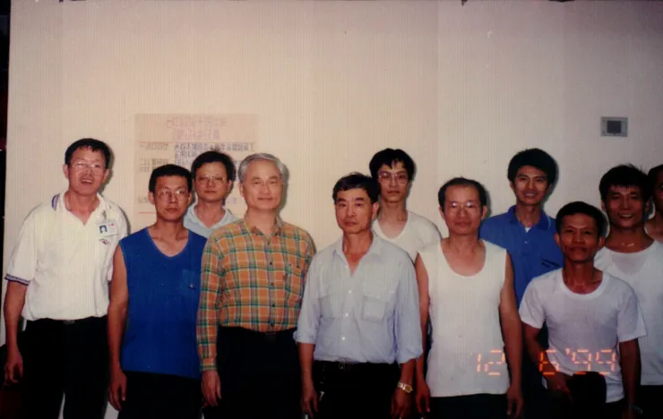 【惟一場長把單位當做大家庭經營，成員如今縱散布各方仍感懷不已！與煤場同仁合影(1999/12/06)】