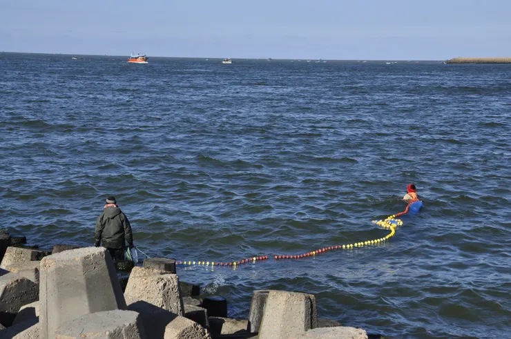 漁夫在出海口捕魚