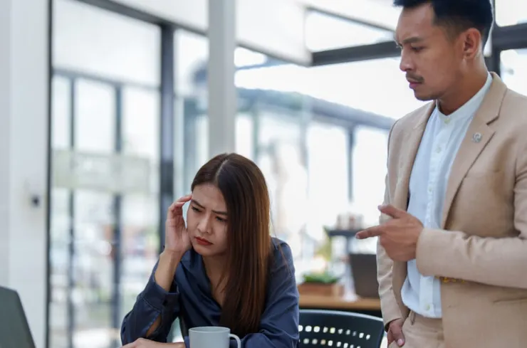 有些主管覺得進了辦公室就該只有KPI與進度，只會追進度跟指責，完全忽略下屬也是有血有肉有情緒的凡人。圖/123RF圖庫