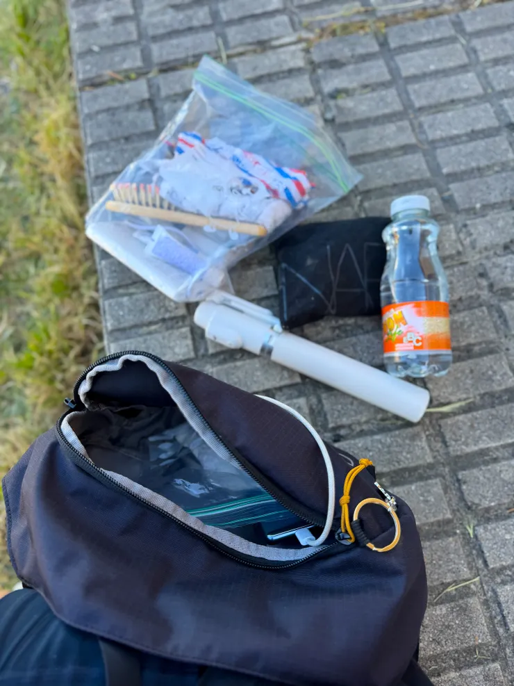 我的行進間小包裝這些。水，自拍棒，錢包，防曬乳，梳子，墨鏡，行充