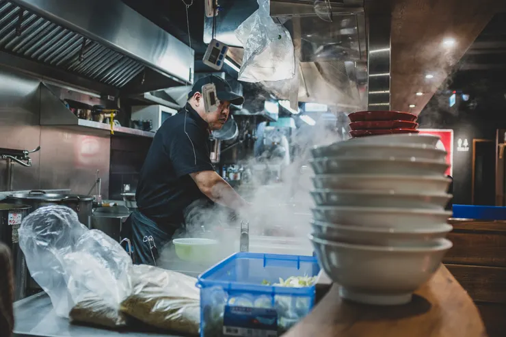 在某間開到半夜一點的拉麵店吃著宵夜，想拍拍日本人老闆，其實更想拍的是夜晚那個拉麵冒出的蒸氣，散發出的美味感，我用極破的日語問老闆能拍照嗎？老闆反而用日語問「要拍怎樣的照片」，我一時無法回答，只能用英語說「just be free」，但老闆似乎還是有點不懂，看我態度友善吧，就讓我側拍了一張，能拍到這張好開心