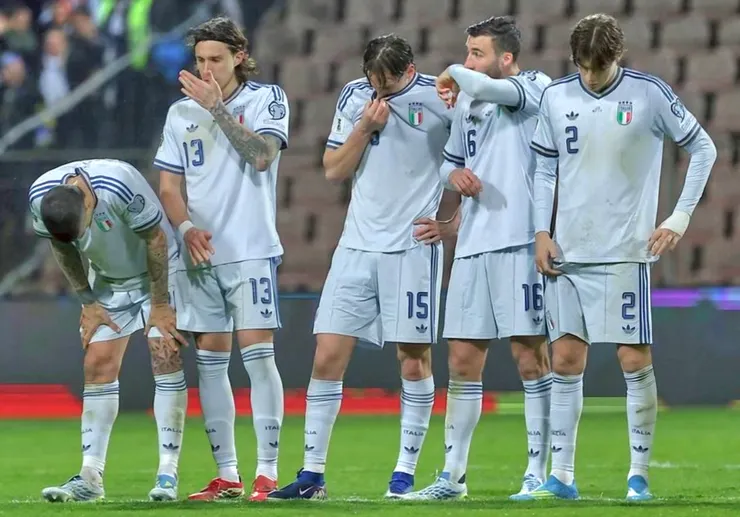 意大利被淘汰後球員垂頭喪氣