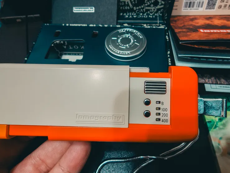 機身上方的選擇鈕,可以主動選擇對應的ISO數值。