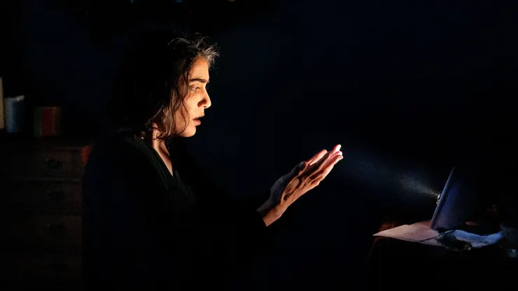 電影一開場即揭露「光療」神秘儀式