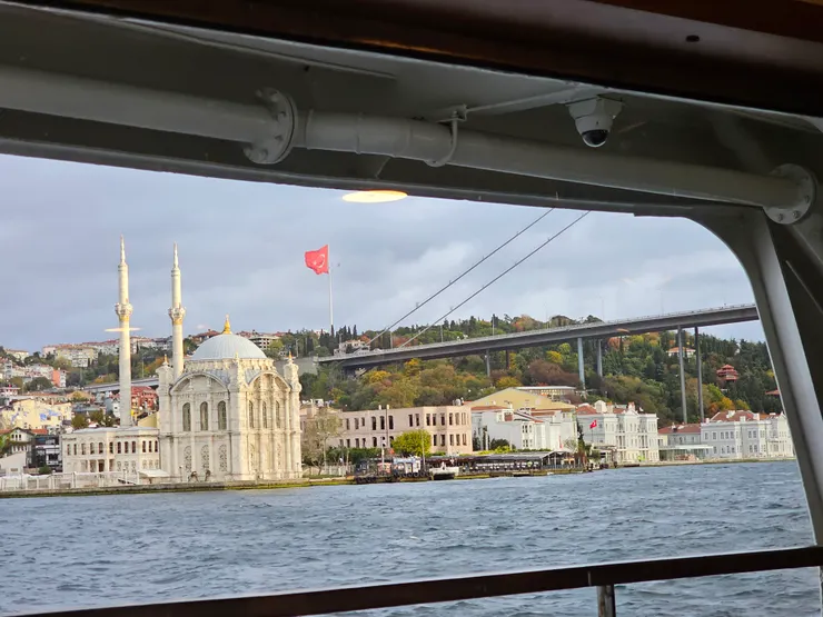 交通船停在海上快半小時