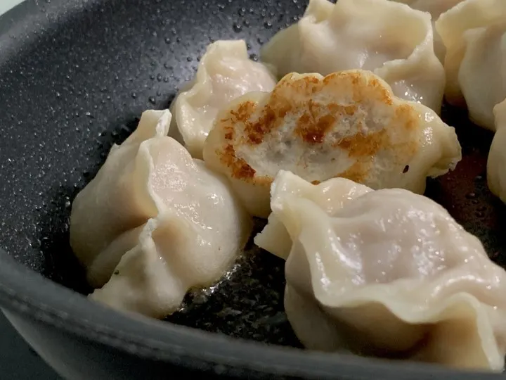 水餃用煎的更好吃 (照片引自tingslife.com，https://icook.tw/recipes/394657)