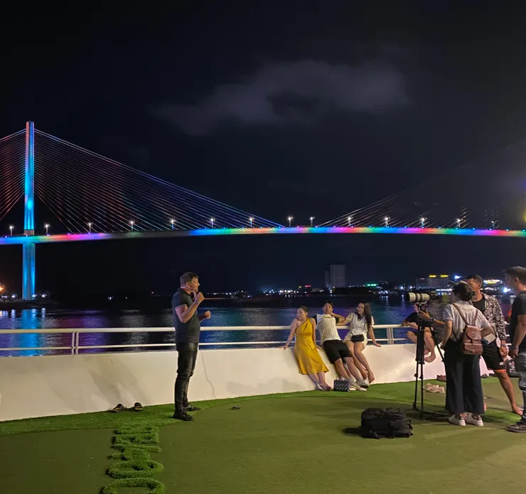 正在拍攝介紹越南影片的外國直播主