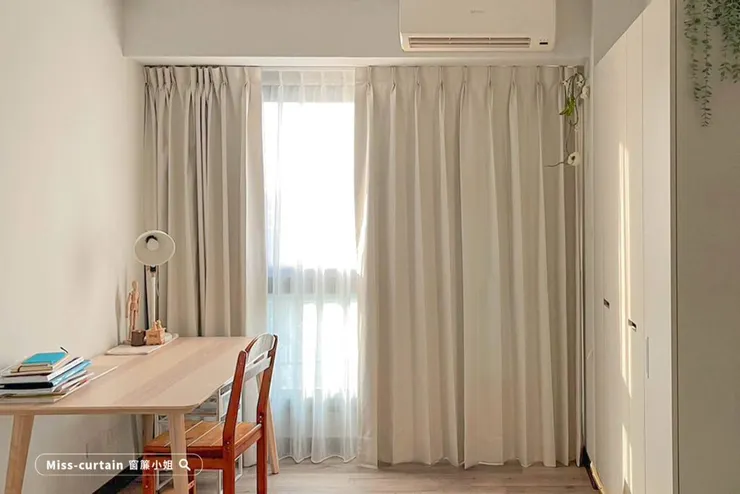 三摺簾有較少的空間要求書房也很合適,厚布吸音平常沒有感覺,卻能降低很多環境底噪。【misscurtain窗簾小姐實際案例】