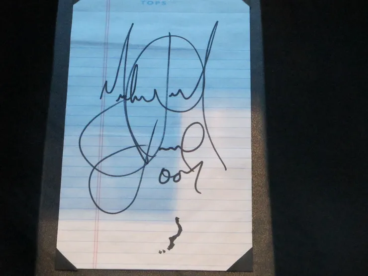 MJ的簽名應該很多人見過了吧。這張紙很可能來自Neverland,看到下面的logo便知道了。