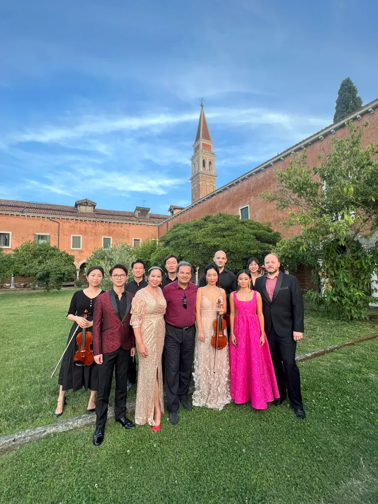 香港歌劇製作團隊在教堂後院大合照