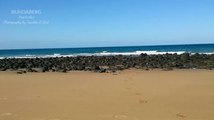 Bundaberg 海灘人不多，聽著海浪聲，有種寧靜的美