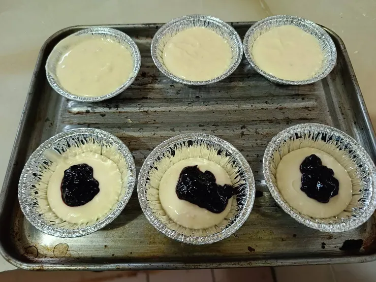 乳酪糊可一次裝九分滿，想加醬可以先裝一半，加入果醬再加乳酪糊到九分滿