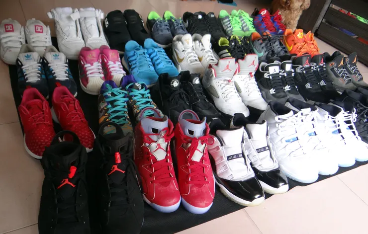 照片拍攝自2015年家中客廳，旁邊還有狗