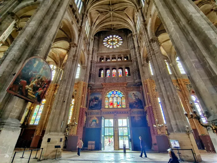 【聖猶士坦堂內部】