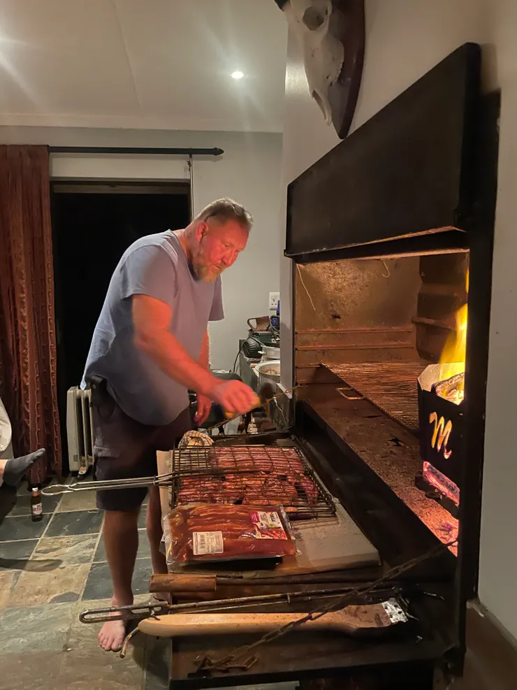 旁邊接了瓦斯桶用瓦斯來起火 小作弊喔