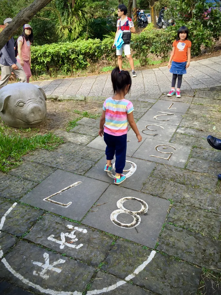 商家門口有復古的「跳格子」遊戲