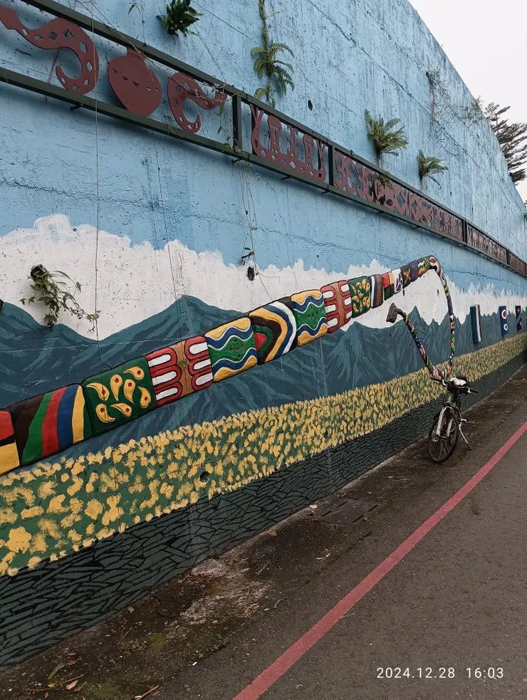 單騎遠，遇原民婚結，眾圍圈舞，歡樂集！然今時與他日之氛圍截不同矣！是的，想想，人情變文化退場遠觀,持實兩不同，自拍攝