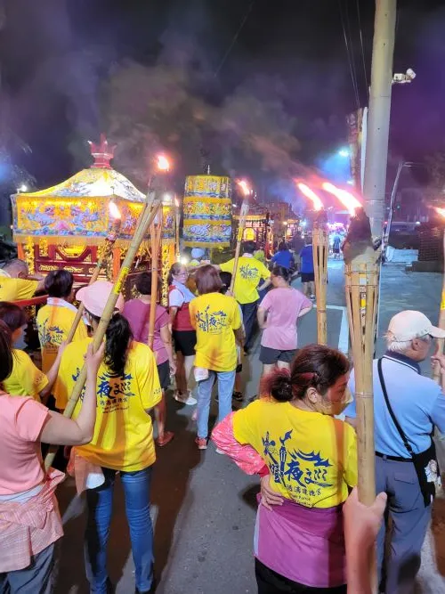 舉著火把在馬路上行走