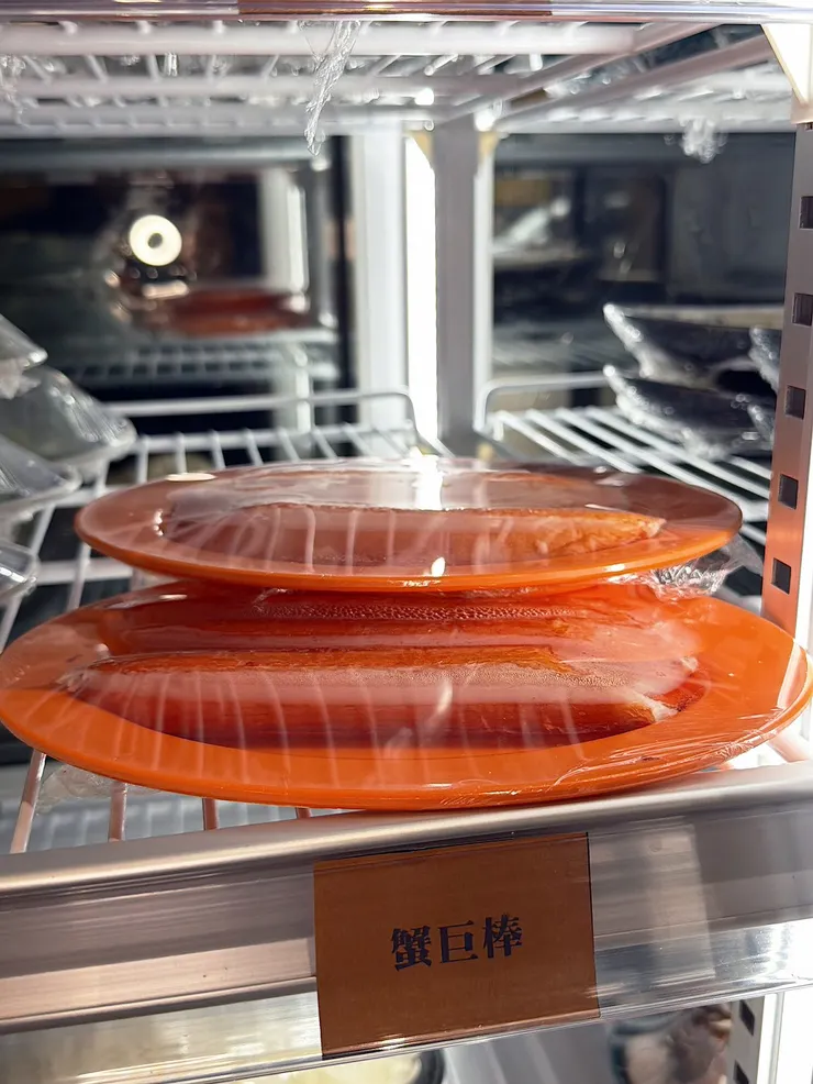 蟹巨棒份量也不小，這是我們隔壁桌拿的，看他們吃起來很不錯！