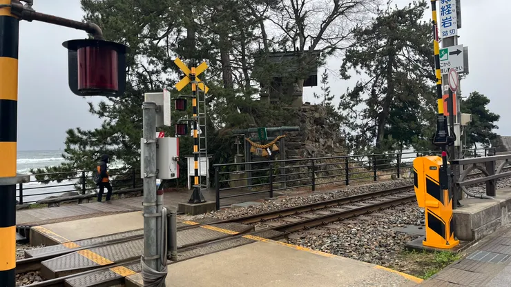 為了神社設置的平交道。