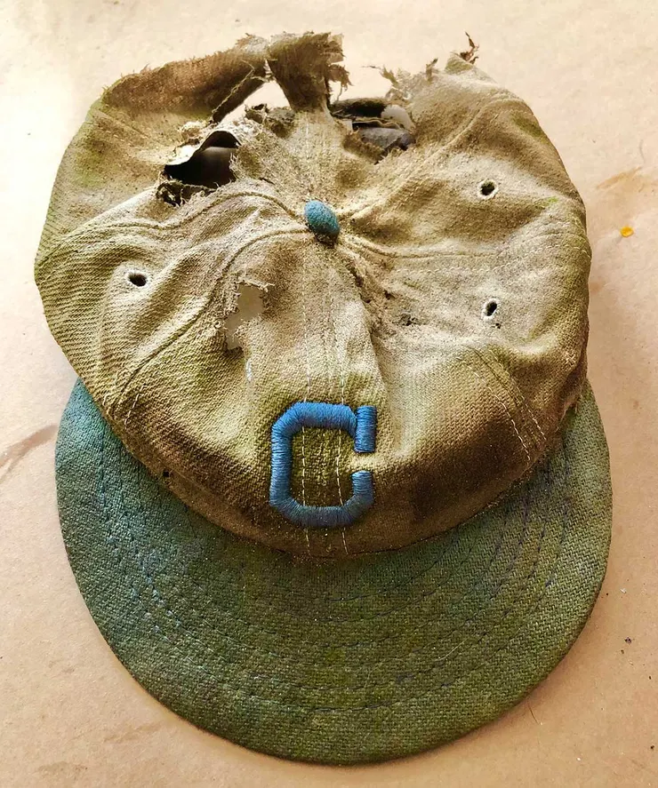 相隔一年球帽出現不少破損　Photo：Terry Klausman／BallNine