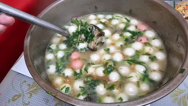 這是我媽上午做的客家鹹湯圓!