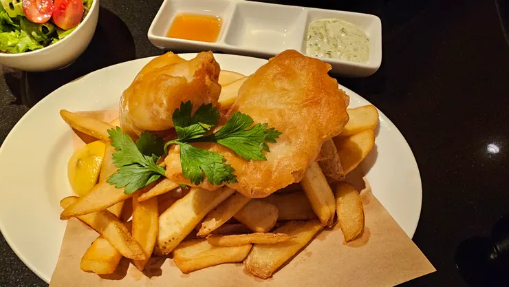 這是台北君悅酒店歡飲廊的炸魚排薯條!看了就讓人食指大動!