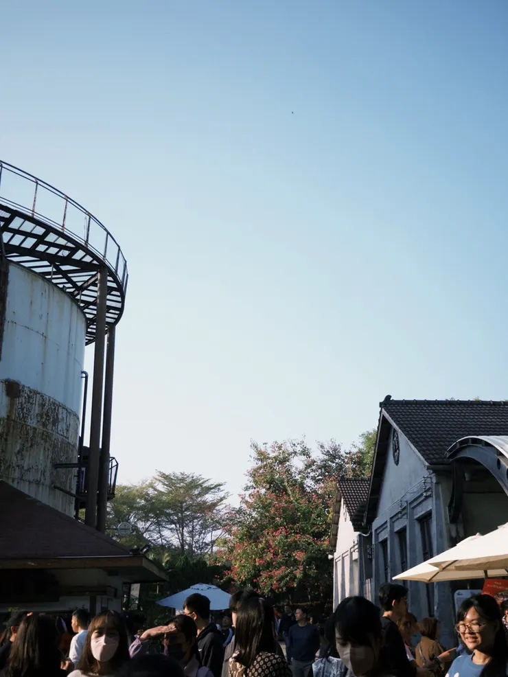 選在魔法市集最後一天且週末來人潮眾多。