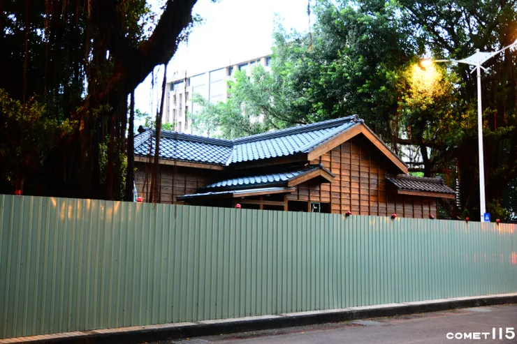 圓山捷運站旁的台鐵宿舍是車站僅存的鐵道見證，但修復看似完工卻遲遲未對外開放