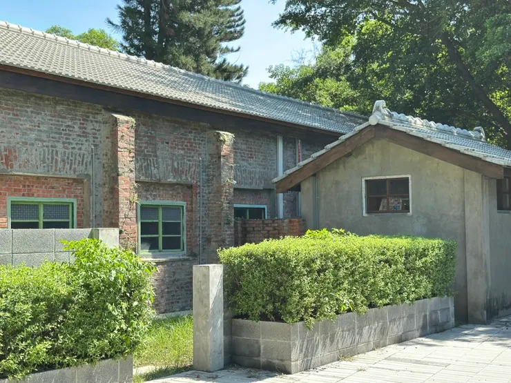 斜斜的屋頂與紅色磚瓦牆，是我小時候的眷村回憶