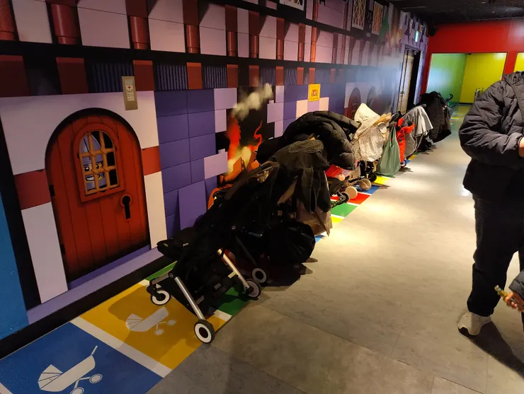 一進場就看到整排的兒童推車停放區