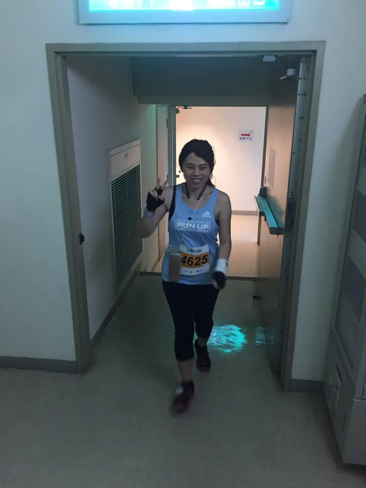 照片是2017年育嬰留停期間，跑去參加101爬樓梯競賽，跑30分鐘完賽，當時剛生完孩子後第4個月。
