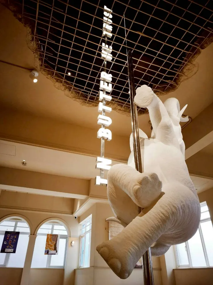 跳著鋼管舞的大象><