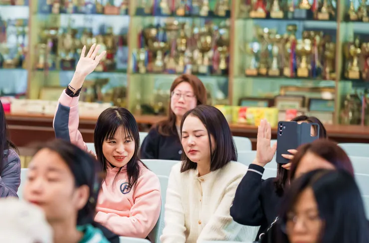 家長們主動參與專為父母而設的體驗工作坊