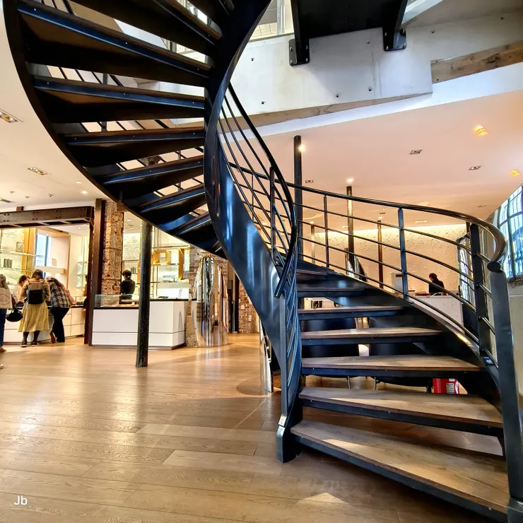 【雅克傑南把水果糖當精品賣！看這室內裝潢，在寸土寸金的巴黎，對空間毫不吝惜，但以簡潔明耀舒目為重。一組顧客進門，必有一店員笑臉迎來，婉言介紹，並依例請來客選一粒軟糖奉上，當然成本考量，也就只限一粒。】