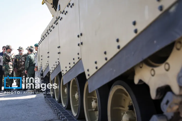 以鉚釘固定、不易拆卸保養的側裙裝甲。(圖片提供：IRNA)