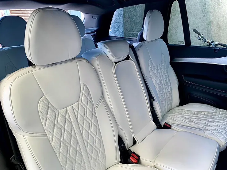 XC90安裝後座近拍,椅套紋路實體超立體,質感很棒!(小部分摺痕是因為運送時椅套摺痕,安裝幾天後就會平順了)