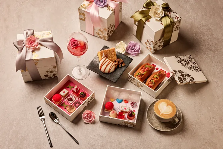 情人節重箱下午茶套餐共有五款甜點與兩款鹹食，從視覺陳列到風味層次，鋪陳出屬於情人節的浪漫儀式感。 (圖/ The Ukai Taipei提供)