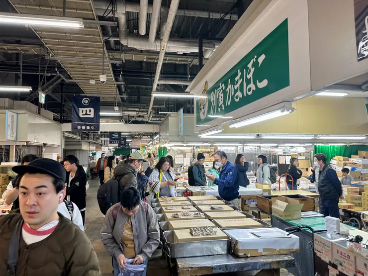 這個時刻來買菜除了一般家庭主婦，大部分其實都是觀光客了