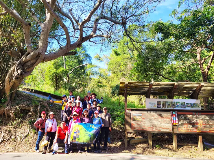 在地邱主任熱情來當地陪，建議我們走精華路段，只走到墨硯山後折返，不用走O型，空出時間去看季節限定的(火旁)龍。