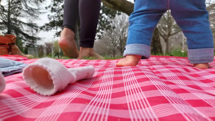 害怕走在草地的女兒,最後還是沒能踏出第一步