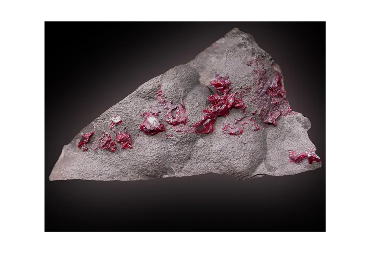 來自聖瑪麗歐米訥的含銀礦物:淡紅銀礦,資料來源:Mindat